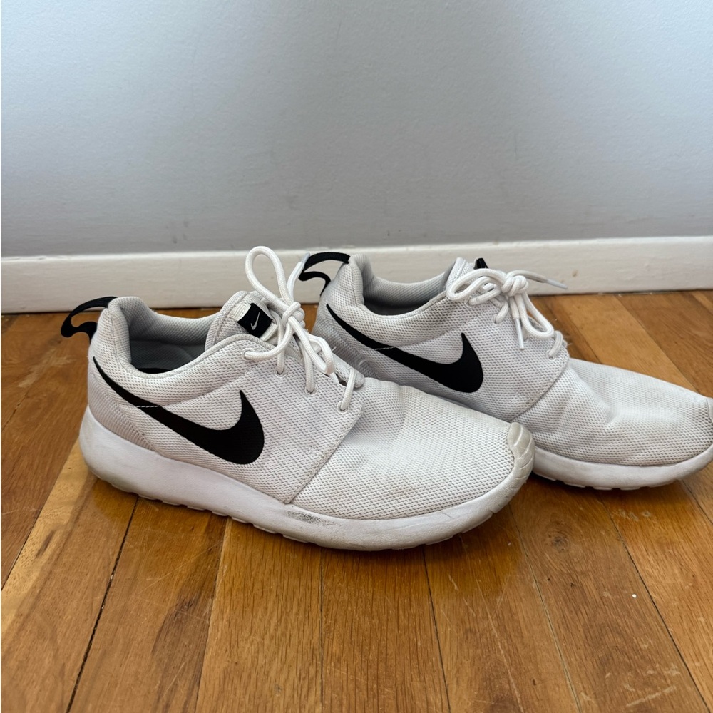 Nike Women’s Roche White RunningSneakers